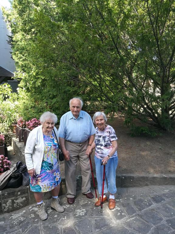 Der #santegidiosummer am Ufer der Donau: mit alten Menschen aus Budapest im Urlaub der Solidarität